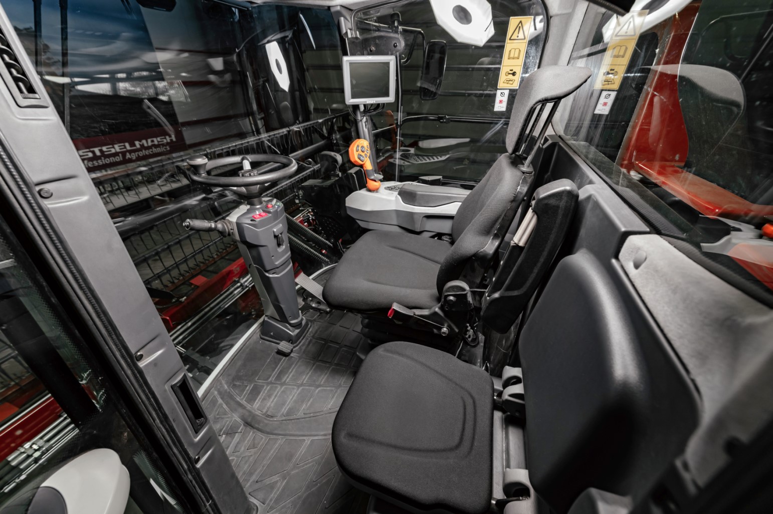 Кабина Comfort Cab II с информационной системой Adviser IV 